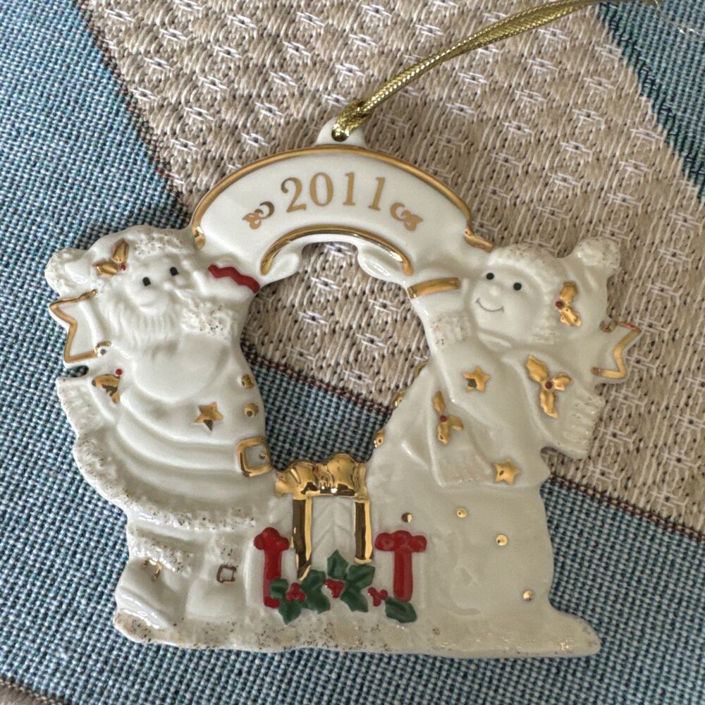 LENOX 2011 A YEAR TO REMEMBER ORNAMENT No Box